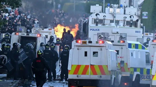 Policja pełni wartę podczas protestów w pobliżu hotelu Chimney Corner.