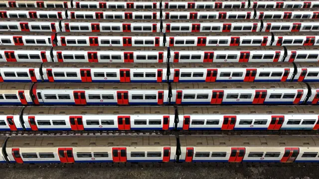 Ряды пустых поездов метро в депо