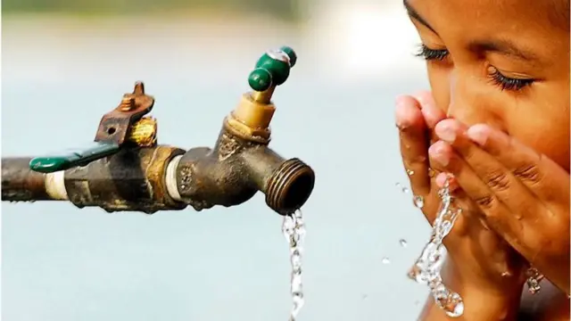 पाणी पिणारी मुलगी 