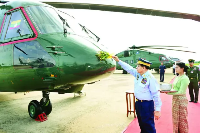 နိုဝင်ဘာ ၇ ရက်က နေပြည်တော်မှာပြုလုပ်တဲ့ လေယာဥ်/ရဟတ်ယာဥ် တပ်တော်ဝင်နေ့မှာတွေ့ရတဲ့ စစ်ခေါင်းဆောင်နဲ့ Mi38 ရဟတ်ယာဥ် 