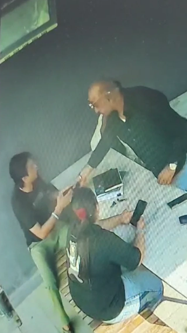 રણજિત કાસલે, સુરતમાં લૂંટ, મહારાષ્ટ્ર પોલીસના વિવાદાસ્પદ પીએસઆઈ, સસ્પેન્ડેડ ડિસમિસ, સુરત એસીપી દીપ વકીલ, ધનંજય મુંડે અને રણજિત કાસલે વિવાદ, લાતુર, બીબીસી ગુજરાતી, 