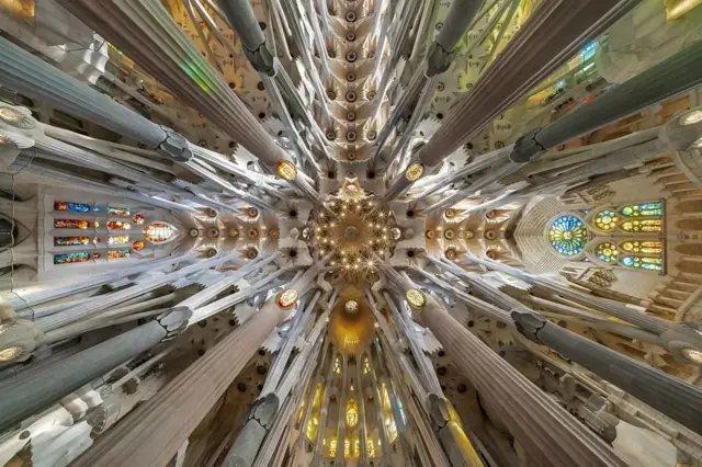 Yadda Gaudí ya tsara gina Sagrada Família ya yi daban da duk wani tsarin gini da ake da shi a fasahar zamanin nan.