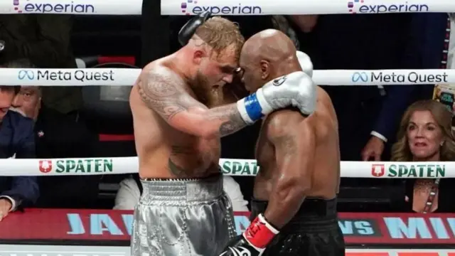 Foto of Jake Paul and Mike Tyson inside ring