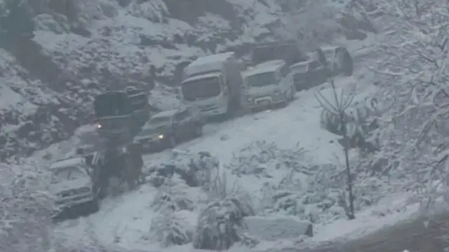 تصویر کاروانی از موترهای مهاجران که در حال خارج شدن ازدره تیرا هستند