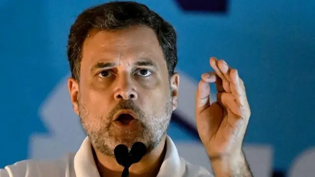 राहुल गांधी, ग्रेट निकोबार प्रोजेक्टवर प्रश्न उपस्थित करत म्हणाले की यामुळे सदाहरित जंगलं नष्ट होतील.
