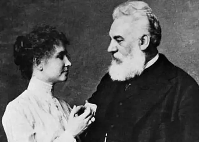Helen Keeler avec l'inventeur Alexander Graham Bell