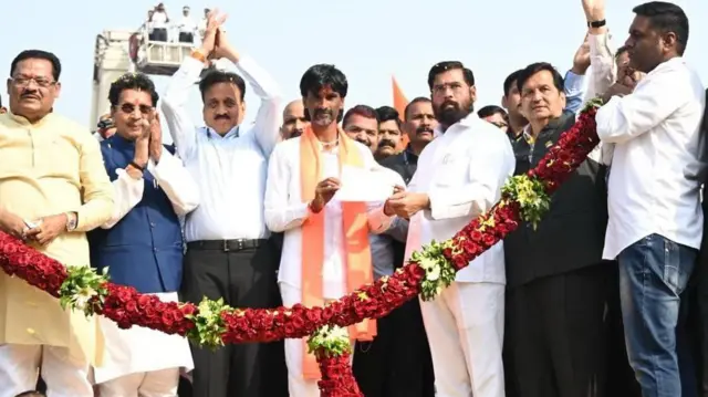  एकनाथ शिंदे मंत्रिमंडळातल्या काही सहका-यांसह जरांगेंचं उपोषण सोडवण्यासाठी गेले.