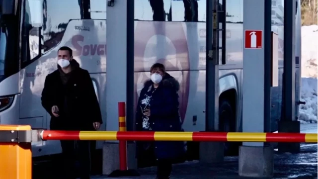 रूस और फिनलैंड के बॉर्डर पर खड़े रूस के लोग 