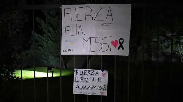 Pancartas de apoyo a la familia Messi en las rejas del cementerio privado en Rosario