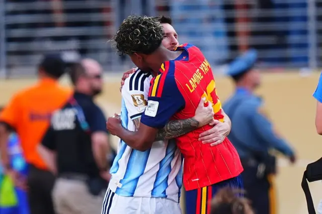 Lionel Messi y Lamine Yamal se abrazan en el campo luego de la final España vs Argentina.