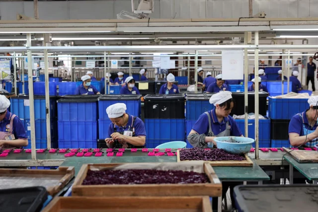 Nhân viên trong một xưởng sản xuất đồ chơi ở tỉnh Quảng Đông, Trung Quốc