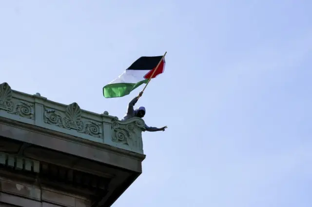 कोलंबिया यूनिवर्सिटी में एक प्रदर्शनकारी 