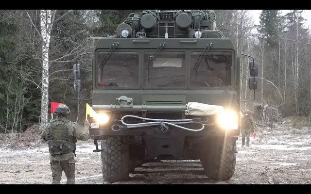 Величезна військова вантажівка, яка перевозить "Орєшнік"