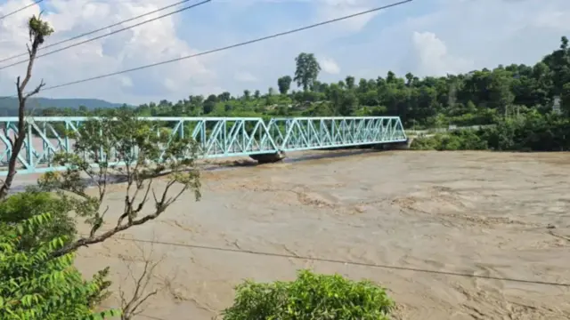 త్రిశూలి నది పొంగి పొర్లుతోంది