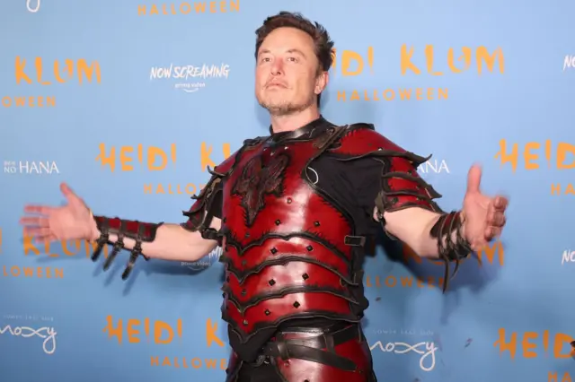 Elon Musk en tenue de superhéros pour Halloween