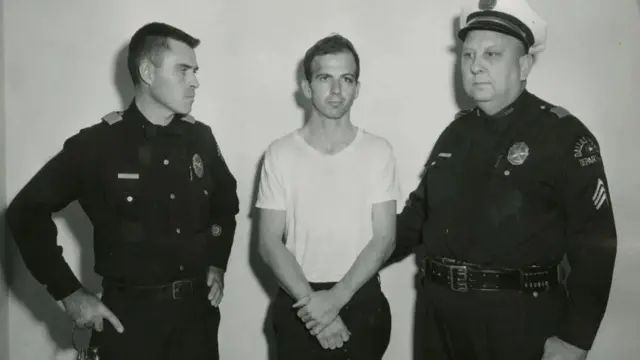 Lee Harvey Oswald bayan da 'yansandan Dallas suka kama shi a 1963. Wani dan-bindiga ne ya harbe Oswald tun kafin a gurfanar da shi a gaban kotu