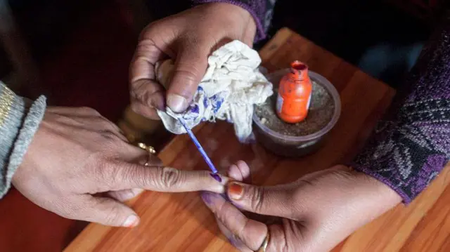 मत डालने पर मतदाता की उंगली में स्याही लगाई जाती है