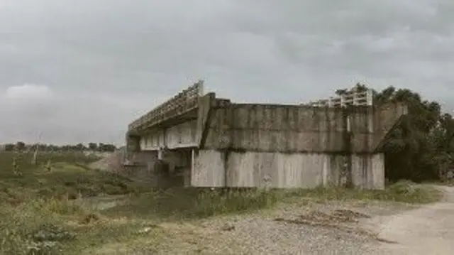 அராரியா மாவட்டத்தில் இது மட்டும் அல்ல, இதுபோன்ற இன்னும் பல பாலங்கள் உள்ளன.