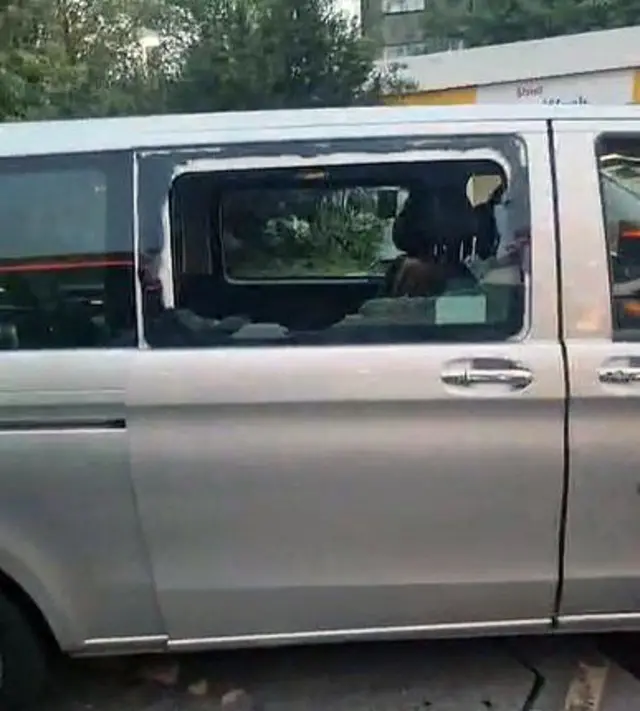 Gümüş rengi bir taksinin camları kırılmış