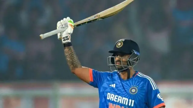 விசாகப்பட்டினம்: தோனி ஹெலிகாப்டர் ஷாட் அடித்த மைதானம் பேட்ஸ்மேன்களின் சொர்க்கமாக மாறியது ஏன்?