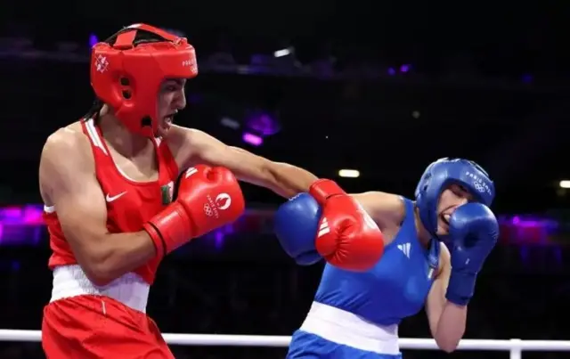 "Je n'avais jamais été frappée de la sorte auparavant", a déclaré Angela Carini (en bleu).