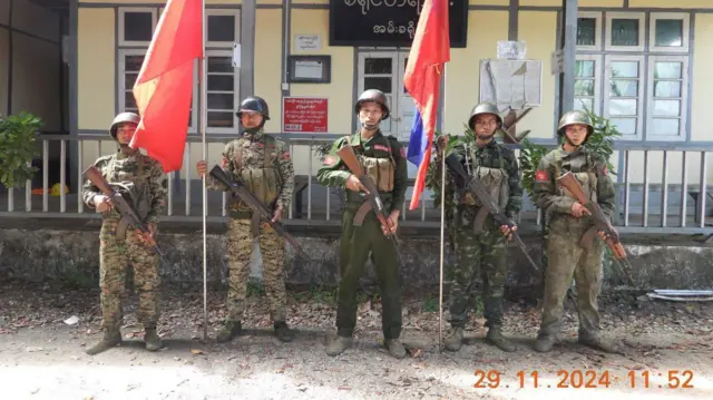 အမ်းမြို့ ခရိုင်တရားရုံးရှေ့မှာ တွေ့ရတဲ့ အေအေ တပ်ဖွဲ့ဝင်များ