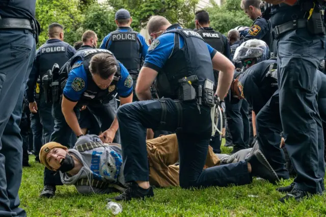 Một sinh viên bị bắt trong cuộc biểu tình ủng hộ Palestine tại Đại học Texas ở Austin vào ngày 24/4