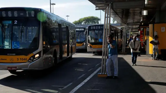 ônibus no terminal do Parque Dom Pedro II,caça niquel que paga dinheiro realSão Paulo