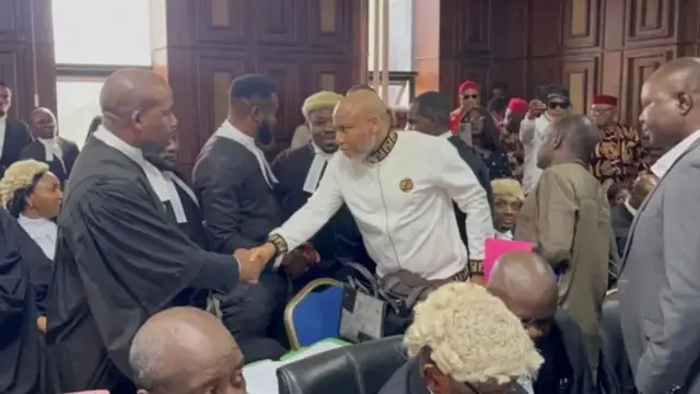 Aworan Nnamdi Kanu ni kootu pẹlu awọn agbẹjọro