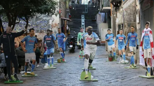 ماکت‌های مقوایی بازیکنان ناپولی در میدانی در ناپل 