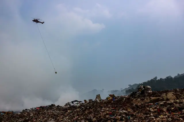 Proses pemadaman api di TPA Sarimukti, Kabupaten Bandung pada Agustus 2023 lalu.