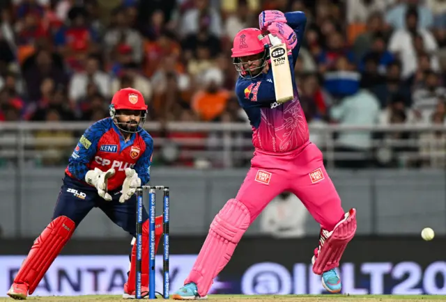 26 பந்துகள் சந்தித்த டானவன் ஃபெரீரா ஆட்டமிழக்காமல் 52 ரன்கள் எடுத்தார்