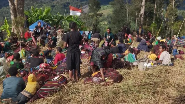 Sejumlah ibu dan anak-anak mengungsi dari rumah mereka di Kabupaten Puncak, Papua Tengah. 