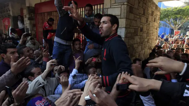 أبو تريكة يقود مسيرة إلى وزارة الداخلية احتجاجاً على حادثة بورسعيد الدموية التي وقعت في اليوم السابق بعد مباراة كرة قدم.