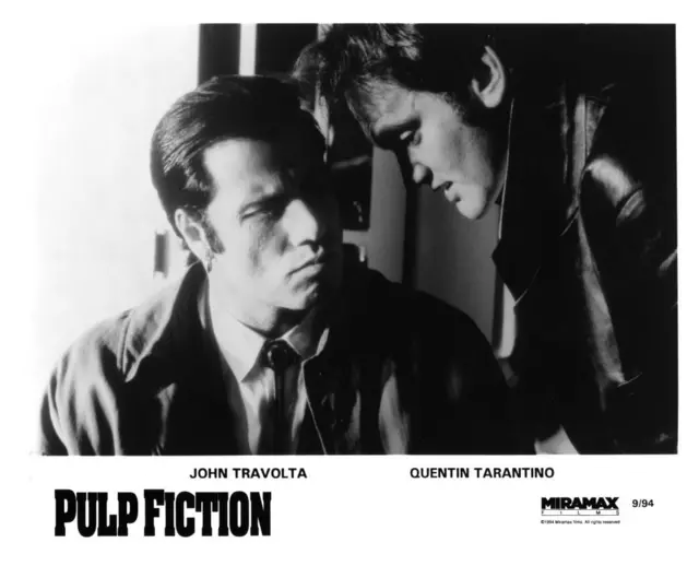 John Travolta e o diretor Quentin Tarantinobbb ao vivo 2024 online ao vivocartaz publicitário do filme  'Pulp Fiction'