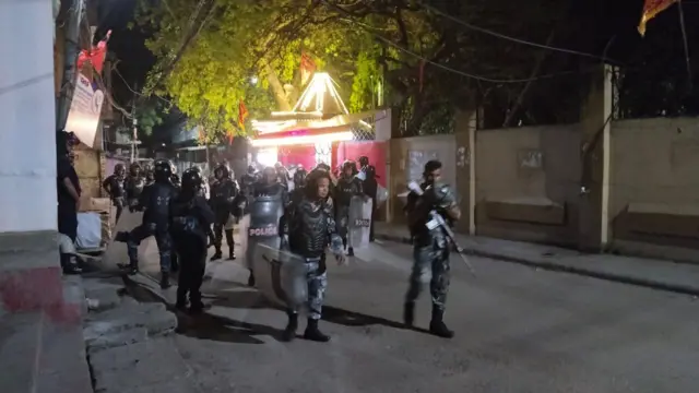 प्रहरीले आक्रोशित भिड नियन्त्रणमा लिने प्रयत्न गरेको थियो