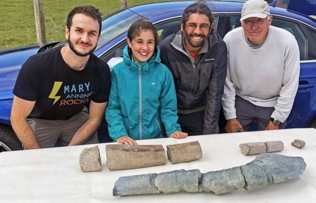 Dean Lomax, Ruby Reynolds, Justin Reynolds, dan Paul de la Salle bersama fosil rahang si reptil purba.