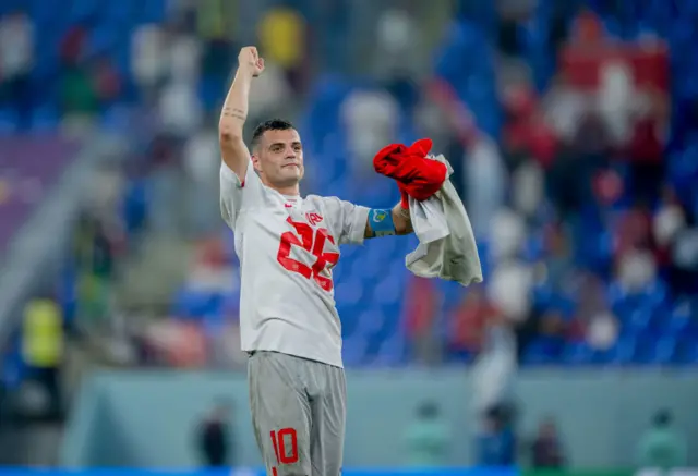 Швейцариялык Жака оюндан кийин 26-номурдагы "Яшари" деген фамилияны кийип алды. Бул сербиялык күйөрмандардын кыжырын келтирди, анткени албаниялык Адем Яшари "Косовону бошотуу армиясынын" негиздөөчүсү - ал Сербияда кылмышкер деп таанылган