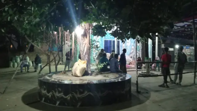 অনেক লালন ভক্ত এই মেলায় অংশ নিতে এসেছিলেন