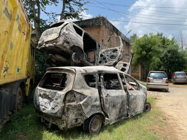जली हुई गाड़ियाँ