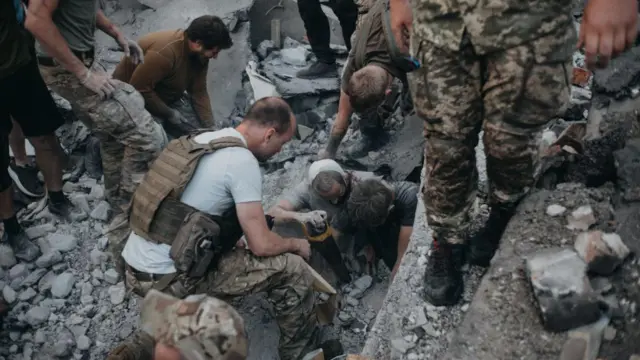 ধ্বংস্তুপের নিচে আটকে পড়াদের উদ্ধারে অভিযান চলছে