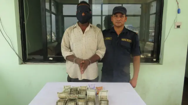 स्रोत नखुलेको रकमसहित पक्राउ परेका व्यक्ति