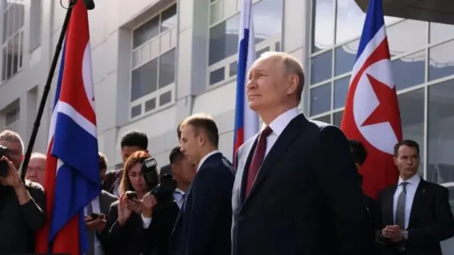 स्पेस सेंटर के बाहर पुतिन इंतज़ार करते हुए.