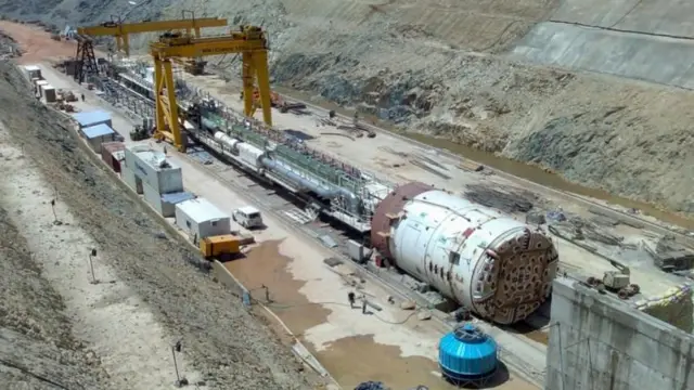 టన్నెల్ బోరింగ్ మెషీన్ 