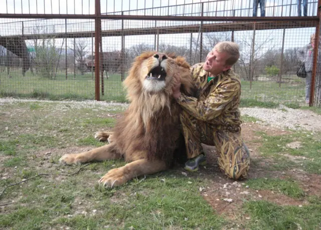 Зубков з левом у парку "Тайган" в Криму у 2013 році