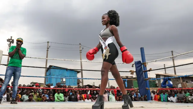 Wata mai nuna kayan kawa a Kenya ranar Asabar cikin wajen wasan yan dambe gabanin wata gasa don bikin ranar matasa ta duniya a Mathare da ke Nairobi, babban birnin kasar.