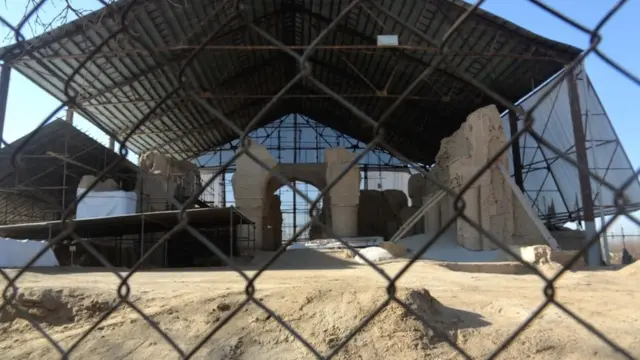 تصویری از بازسازی مسجد نه گنبد در بلخ