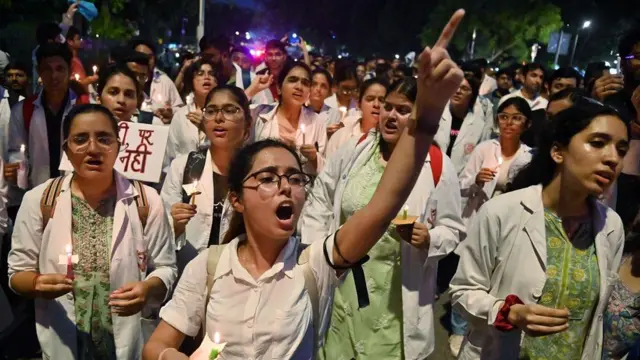 कोलकाता के आरजी कर मेडिकल कॉलेज अस्पताल में हुई घटना के बाद छात्रों और डॉक्टरों का प्रदर्शन जारी है.