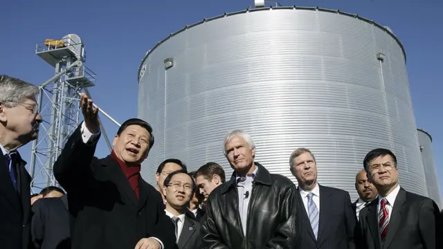 金伯利(中)表示,5個人就可以耕作4000英畝的農地。對中國人來說,這麼少的人可以種植那麼大的土地真是令人驚嘆。