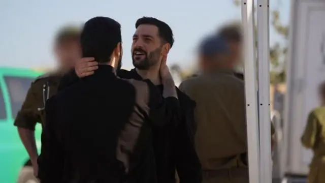 Abrazo entre liberados. 